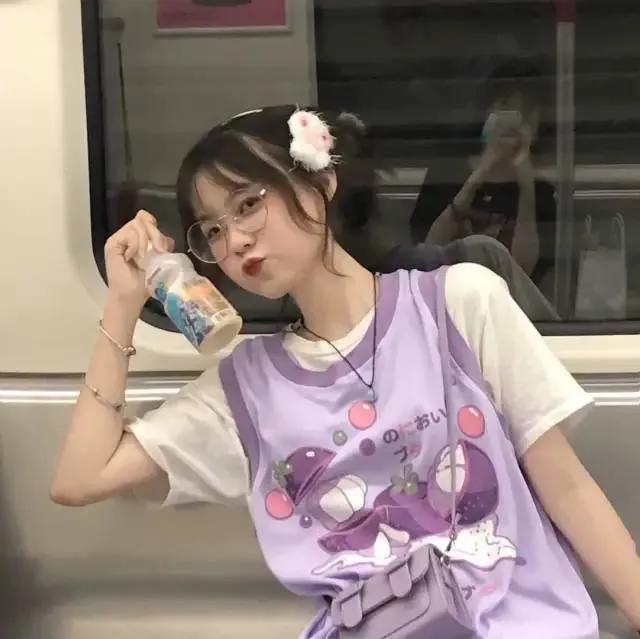 紫色系女生头像，紫色系女生头像动漫微信（我该用什么去纪念你在我的青春里闪耀过）