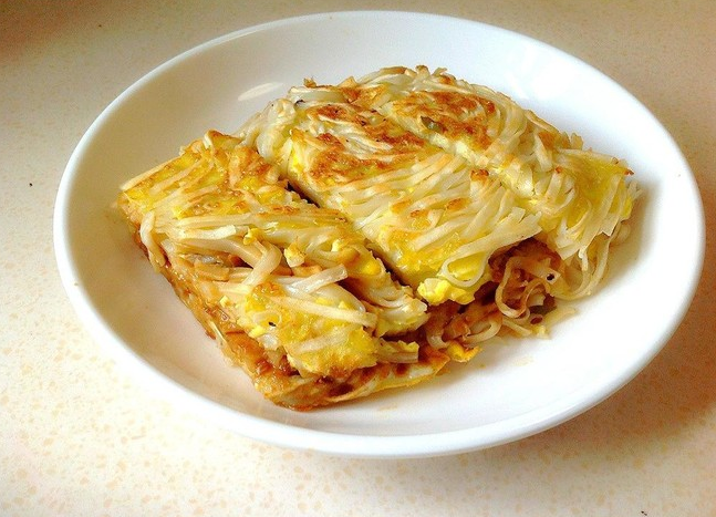 【挂面煎饼】做法步骤图 孩子特别喜欢 一盘不够吃-起舞食谱网