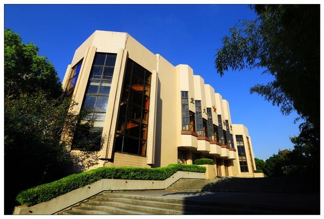 军医大学有哪些学校录取分数线，2021年中国最好的军医大学及其录取分数线（中国人民解放军海军军医大学临床医学在全国各省的录取线来了）