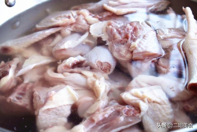 煲鸡汤要掉水吗，煲鸡汤要掉水吗用什么（大厨教您一招，以后别乱焯水了）