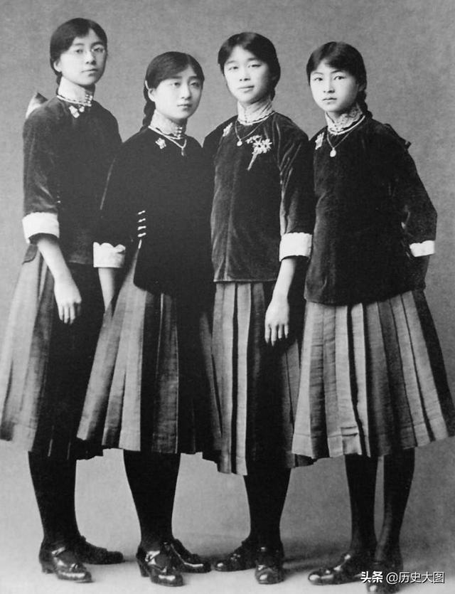 民国女学生服装，民国时期女学生校服的款式叫什么（女学生统一穿旗袍）
