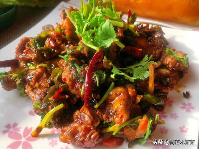 青椒炒鸡架的家常做法，青椒炒鸡架怎么做好吃（去市场两块五买了一个生鸡架）