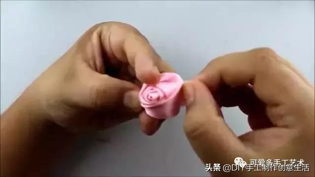 彩带的折法，彩带的折法大全 风铃花（一根丝带就卷出一朵螺旋形状的玫瑰）