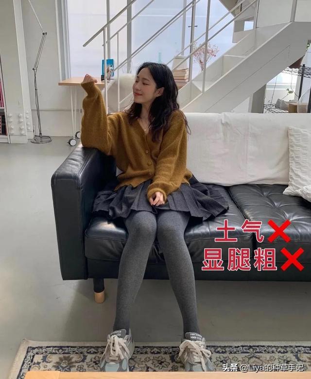 女生穿裙子里面穿的是什么，女生穿裙子里面穿什么裤子（裙子里还在穿“打底裤”吗）