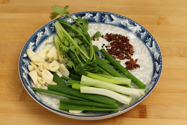 怎样调肉馅饺子馅最好吃，猪肉饺子馅怎么调好吃（牢记“加2水）