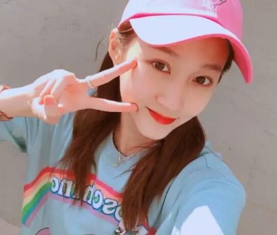 黑色帽子搭配，黑色帽子搭配浅色衣服（吴谨言的效果，差异不是一般大）