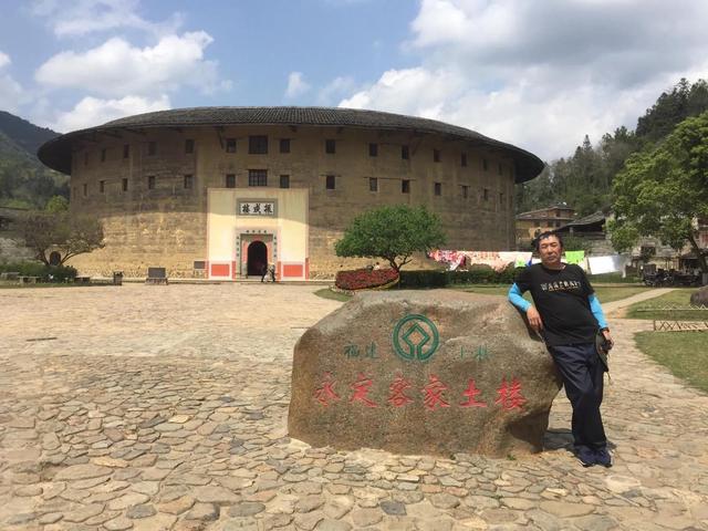 永定土楼在哪里，福建永定土楼在哪里（位于中国东南沿海的福建省龙岩市）