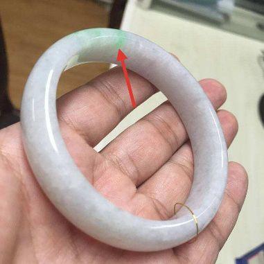 几百块的翡翠手镯是真的吗,注胶的翡翠怎么样才能看出来(碰上这样的