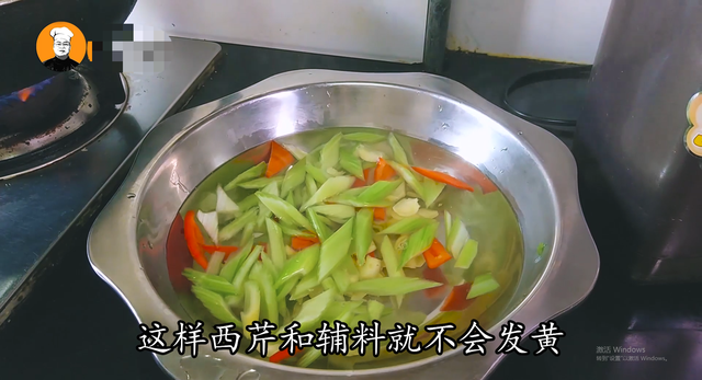 西芹百合的做法，怎么做西芹百合的做法（西芹炒百合有诀窍）
