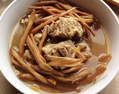 农村这种黄花菜，常见黄花菜（在农村遍地可见的一种野菜）