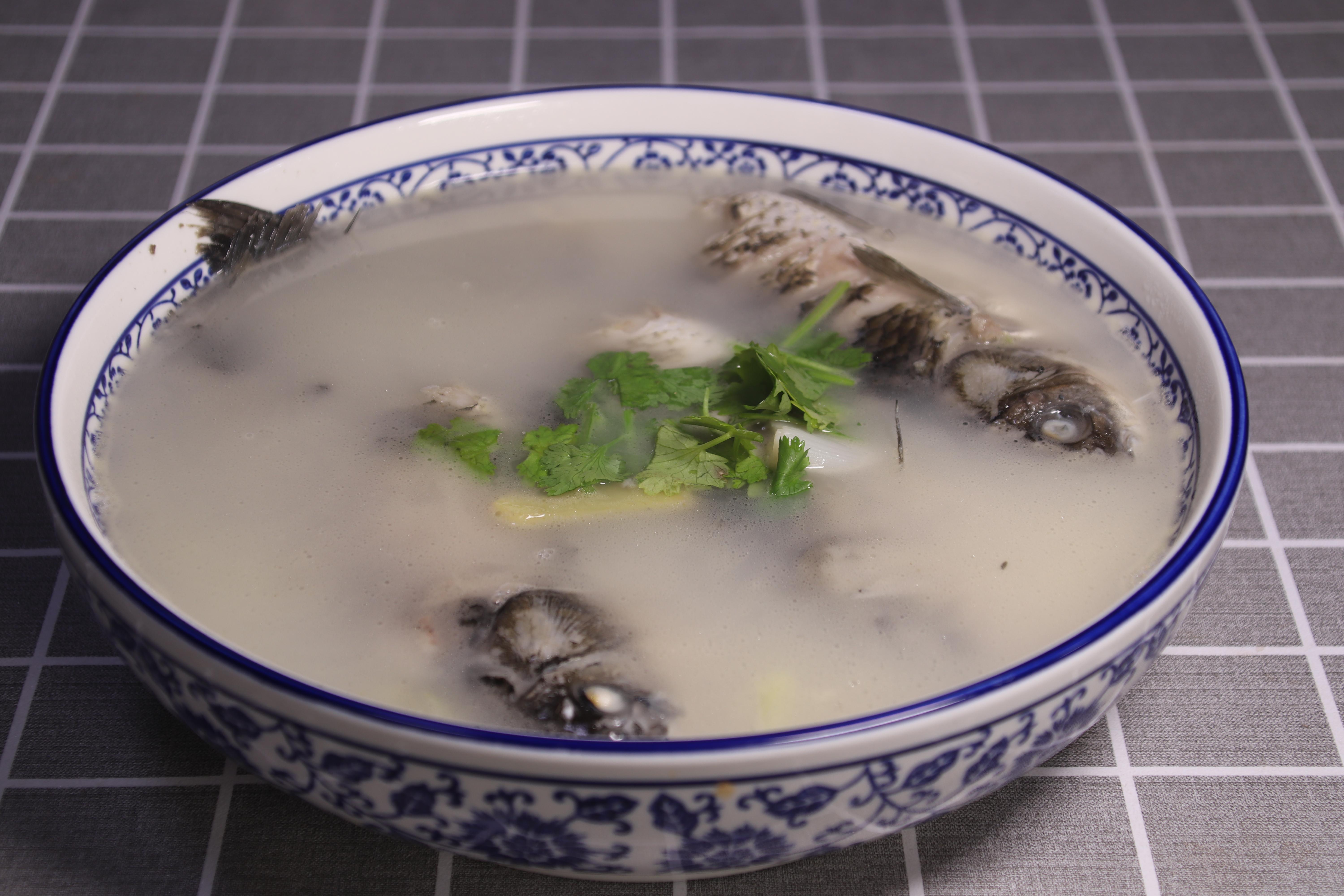 鲫鱼汤炖煮秘诀：鲜美营养全攻略，轻松掌握火候与配料搭配技巧