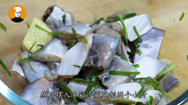 鲳鱼怎么处理干净（还是这种做法吃着香）