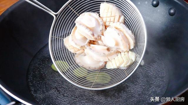 鲍鱼排骨汤的做法，排骨鲍鱼汤的家常做法（教你排骨的特别做法）