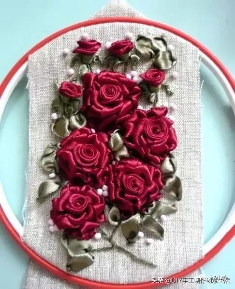 丝带玫瑰花教程，漂亮的丝带玫瑰蝴蝶结发卡（缝制精致好看的玫瑰丝带绣）