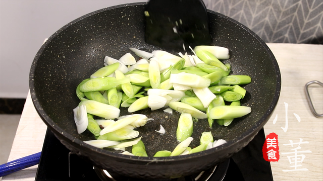 蒜苗炒鸡蛋怎么炒，蒜苗怎么做好吃又简单（蒜苗鸡蛋这样做才好吃）