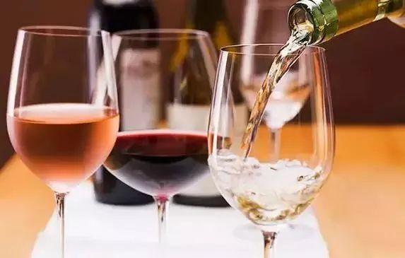 红酒倒多少，倒红酒时，该倒多少呢（红酒倒多少是标准的图片）