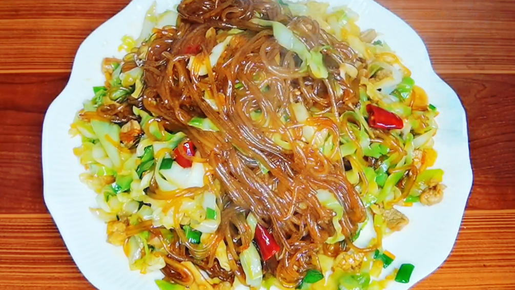 图片[1]-【包菜炒粉条】做法步骤图 不坨不粘锅 好吃又解馋-起舞食谱网