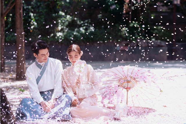 婚纱照礼服如何挑选，怎么挑选婚纱礼服（快收下唯一旅拍的这份礼服挑选指南吧）