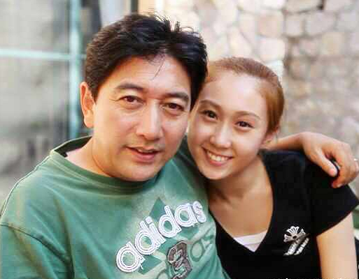 水均益前妻为什么瘫痪，水均益前妻子（水均益26岁女儿晒近照）