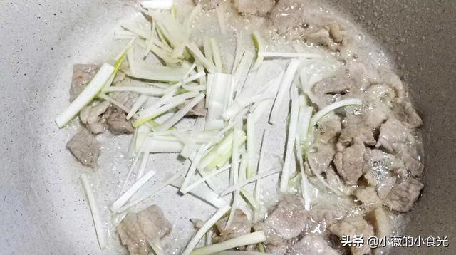 木耳炒香菇制作教程，几朵香菇简单一炒