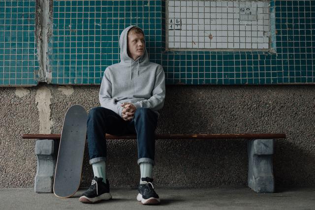 滑板初学者开始怎么练，滑板初学者开始怎么练视频（新手入门，第一块滑板怎么玩）