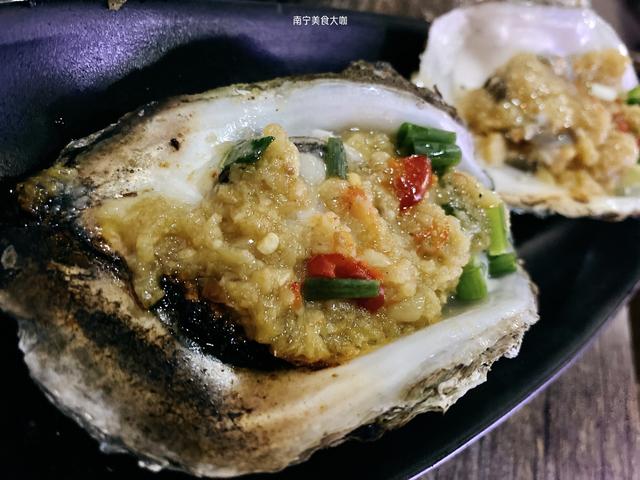 怎么挑选生蚝，怎么挑选生蚝罐头（挑到的生蚝个个鲜嫩肥美）