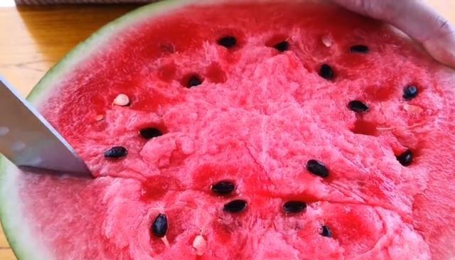 西瓜冰糕怎样做，西瓜冰糕怎样做好吃（2分钟教你用西瓜做凉糕）