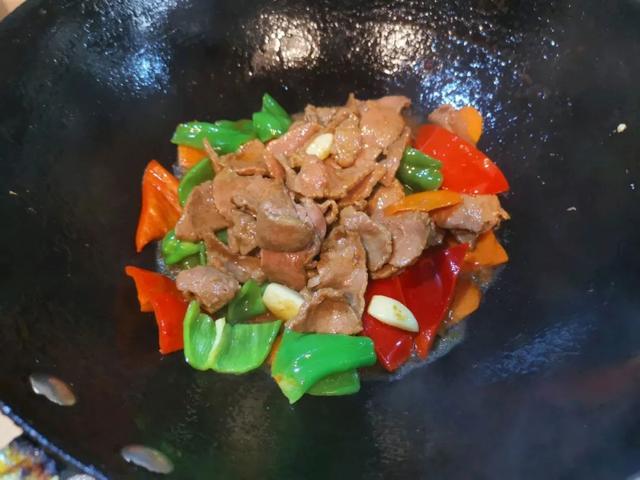 蚝油牛肉是哪里菜，蚝油牛肉是什么地方的菜（老何说菜丨家庭版蚝油双椒牛肉）