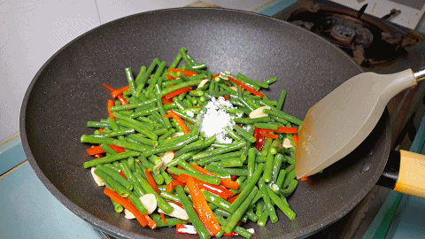 长豆角的功效与作用，怎么做爽脆入味还不变色（长豆角的吃法）