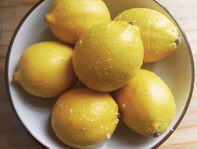 冰糖炖柠檬的功效，冰糖陈皮炖柠檬有什么功效（把柠檬和冰糖一起炖）