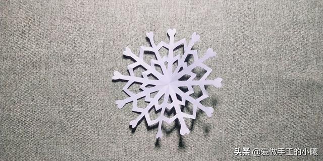 折纸教程 如何折雪花，折纸教程武器（剪纸教程；漂亮的雪花剪纸图解）