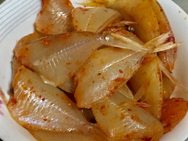 扒皮鱼正宗做法，美味香酥的油煎剥皮鱼