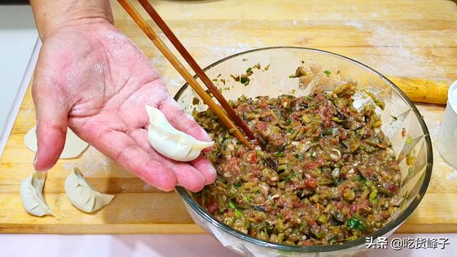 茄子馅饺子的做法，茄子水饺的做法（比肉饺子还香还好吃）
