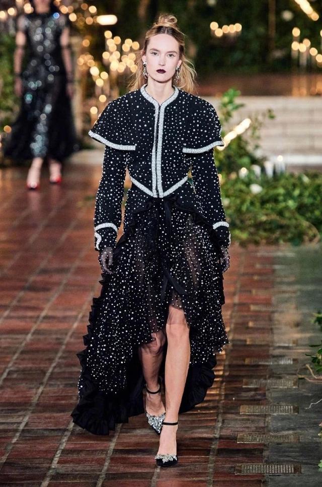 2020年时装周流行风格穿搭，2020年时装流行主题（前两款一般人也能随便穿）