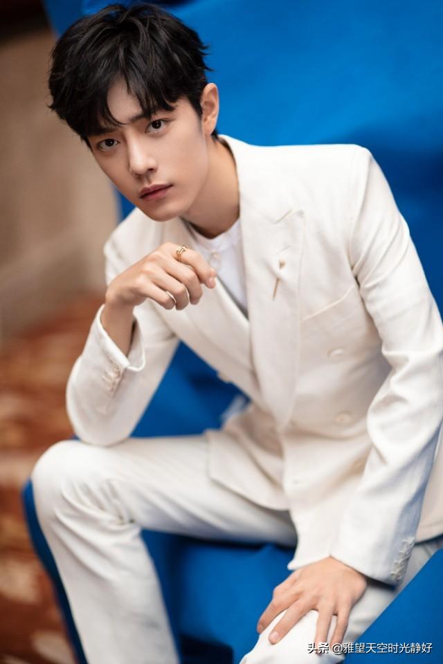 肖战手机壁纸无水印   高颜值小哥哥安利一下，肖战手机壁纸高清壁纸 满屏无水印（暖心男神肖战三十款高清时尚穿搭手机壁纸、背景图～怎么穿都好看）