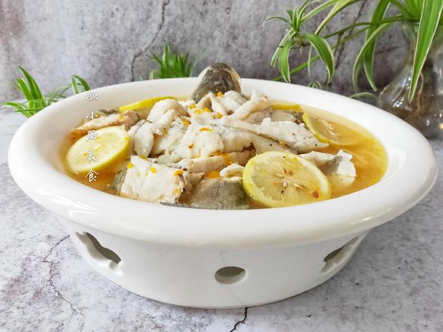 酸辣鲈鱼营养的开胃菜，酸辣焖鲈鱼（鲈鱼别再清蒸了）