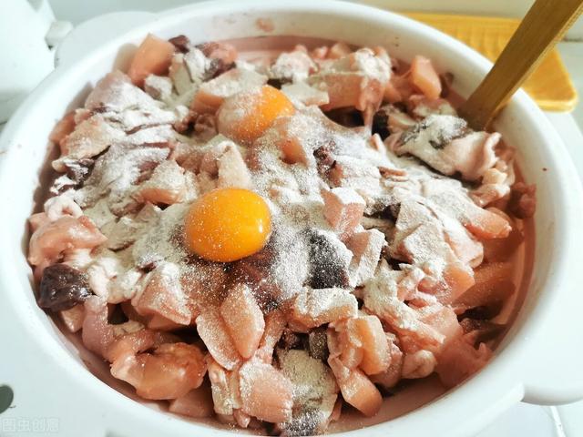 两个月大的猫咪的训养方法，怎么训练两个月的猫咪（新手怎么喂养和训练两个月的小奶猫）