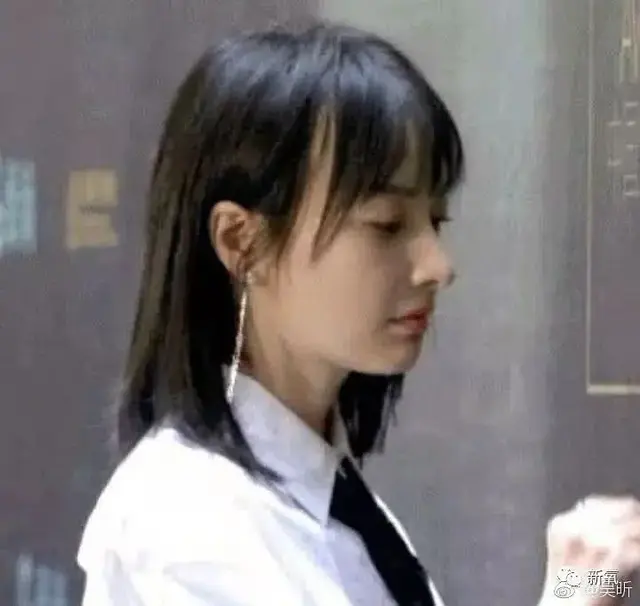 钟丽缇年轻时穿校服，大龄女明星的校服装扮