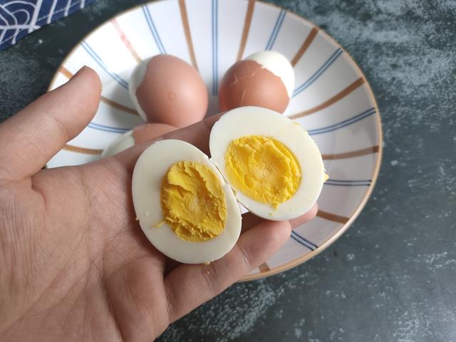 剥鸡蛋壳技巧，快速剥鸡蛋壳小妙招（不要用清水煮）