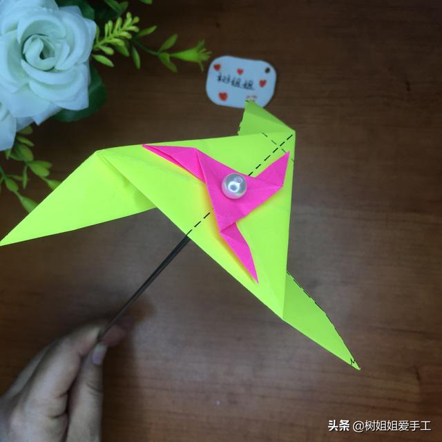 飞镖怎么折飞得远又简单，简单的手工折纸（1个正三边形折出来的飞镖与风车）