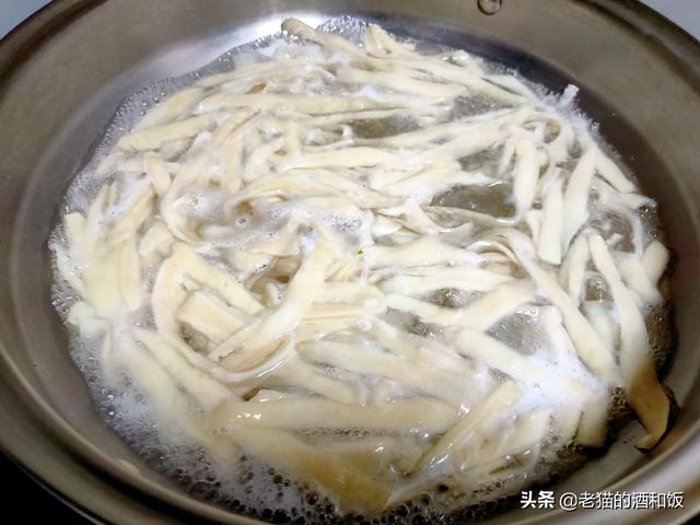 家常削面怎样做，家常刀削面怎么做（冬天就好这一口油泼刀削面）