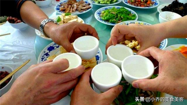 白酒标准号怎么区分粮食酒和勾兑酒，怎么区分白酒的粮食酒跟勾兑酒（如何区分粮食酒和勾兑酒）