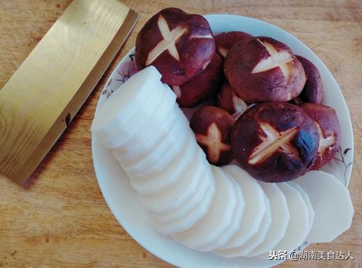 吃清汤火锅涮什么菜好吃，吃清汤火锅涮什么菜好吃呢（试试这样的清汤小火锅）