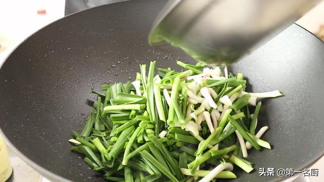 蒜苗炒鸡蛋怎么炒，蒜苗炒鸡蛋的简单做法（原来诀窍在这里）