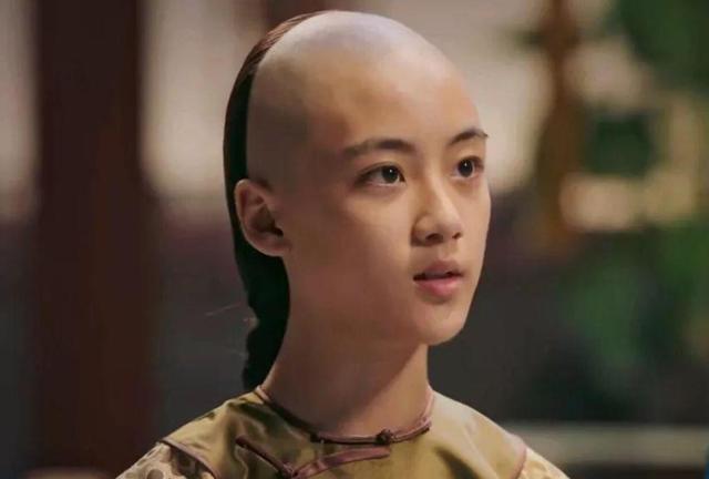 乾隆有17个儿子，为何要把皇位传给嘉庆？学者：实属无奈之举