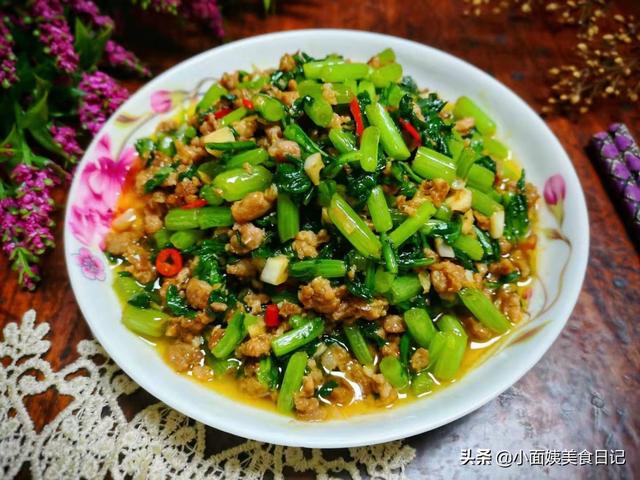 肉末炒茼蒿的家常做法，肉片炒茼蒿的做法（碰到这菜我从不错过）