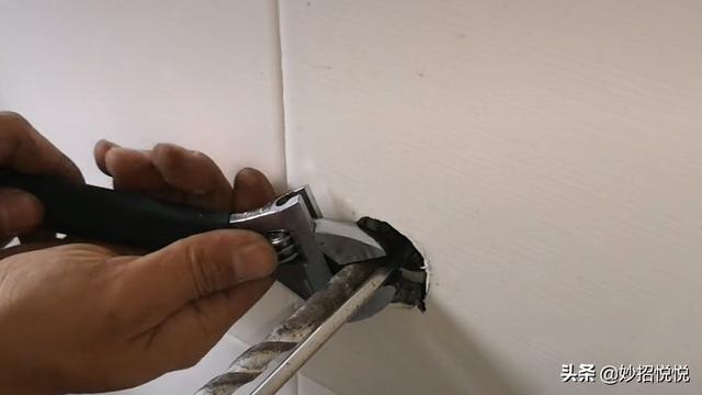 水龙头断了里面的部分怎么弄出来，塑料水龙头断了里面的部分怎么弄出来（不用花钱请维修师傅）
