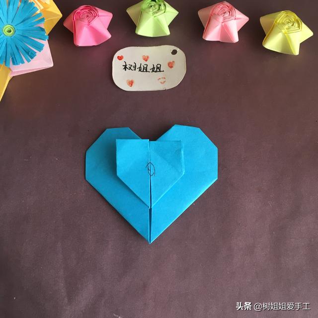 手工折爱心折法，手工折爱心教程（实用折纸：双爱心书签）