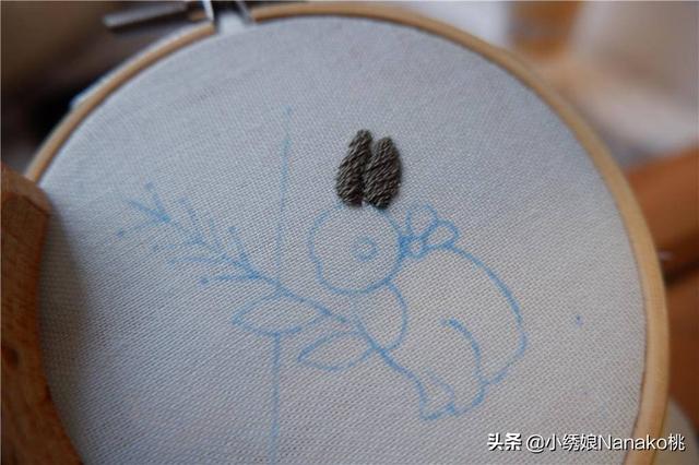 教你怎样用手帕折出只萌兔子，用手帕折小兔子（那就一起来刺绣一只软萌小兔子吧）