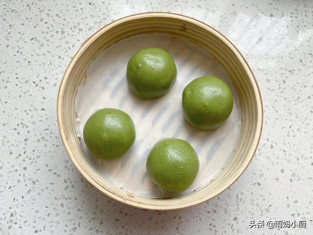 艾草青团怎么做会绿，艾青团子怎么做才绿（试试这样做个个碧绿不发黑）